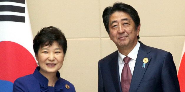 박근혜 대통령과 아베 일본 총리가 7일 오후(현지시간) 라오스 비엔티안 국립컨벤션센터(NCC)에서 열린 한·일 정상회담에서 악수하고 있다.