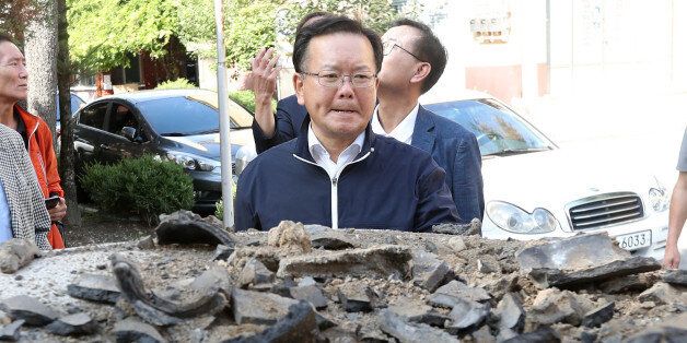더불어민주당 김부겸 의원(왼쪽 두번째)이 13일 오후 지진 피해를 본 경북 경주시 성건동의 한 아파트를 찾아 피해 상황을 점검하고 있다.