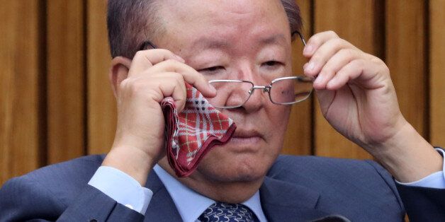 강만수 전 산업은행장이 9일 국회에서 열린 제2차 조선·해운산업 구조조정 연석청문회에서 안경을 고쳐 쓰고 있다.