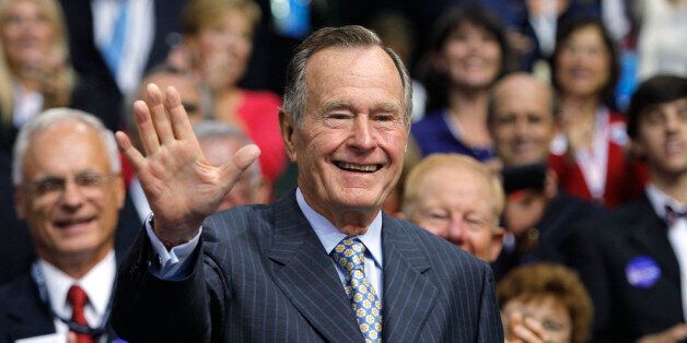 Former U.S. President George H.W. Bush reacts to the cheers of the crowd as he arrives at the second session of the 2008 Republican National Convention in St. Paul, Minnesota, September 2, 2008. REUTERS/Shannon Stapleton (UNITED STATES)   US PRESIDENTIAL ELECTION CAMPAIGN 2008 (USA)