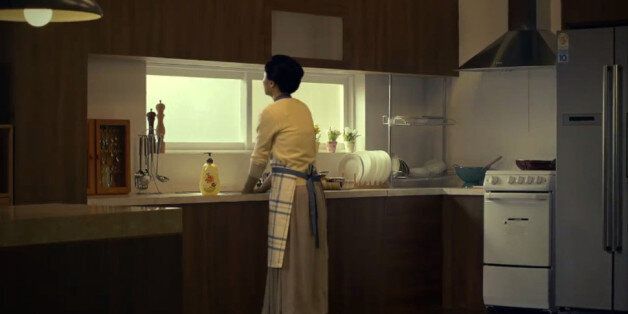 엄마가 '50년 동안' 싱크대 앞에서 설거지만 하는 이 광고는 좀 많이 무섭다(영상)