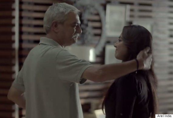 엄마가 '50년 동안' 싱크대 앞에서 설거지만 하는 이 광고는 좀 많이 무섭다(영상)