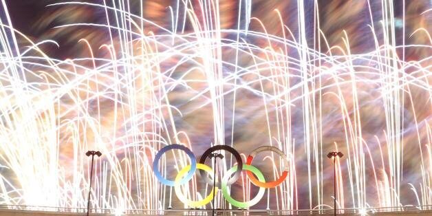 2016 Rio Olympics - Closing ceremony - Maracana - Rio de Janeiro, Brazil - 21/08/2016. The Olympics rings are seen as fireworks explode during the closing ceremony.  REUTERS/Ricardo Moraes