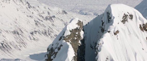 이 입수 영상은 보는 것만으로도 심장을 쫄깃하게 만든다 (영상)