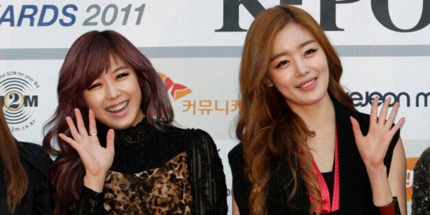 South Korean girl group Secret pose for photographers before the Gaon chart K-Pop award event in Seoul Feburuary 22, 2012.     REUTERS/Kim Hong-Ji  (SOUTH KOREA - Tags: ENTERTAINMENT)
