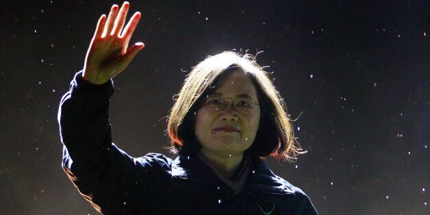 Taiwan's Democratic Progressive Party (DPP) Chairperson and presidential candidate Tsai Ing-wen greets supporters as she takes the stage during a final campaign rally ahead of the elections in Taipei, Taiwan, January 15, 2016. REUTERS/Pichi Chuang