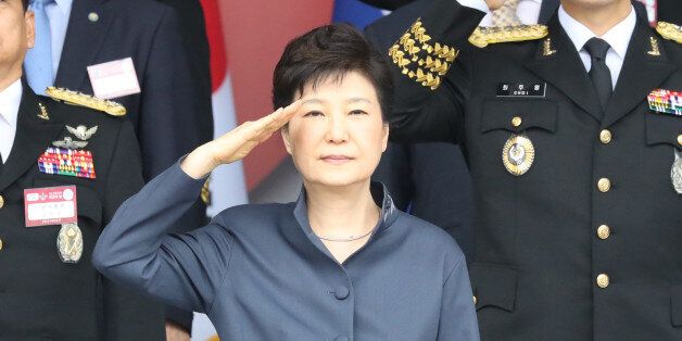 박근혜 대통령이 1일 계룡대에서 열린 제 68주년 국군의 날 행사에서 거수경례하고 있다.