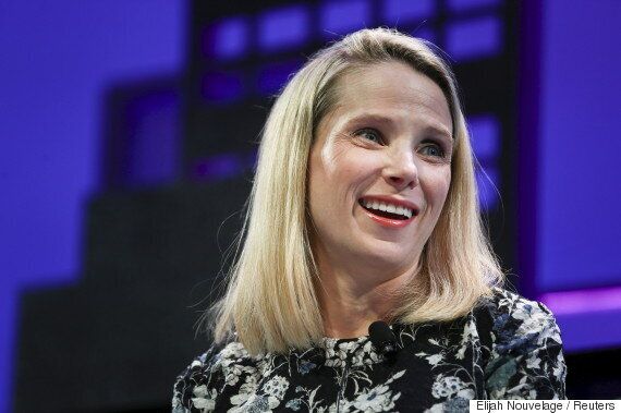 야후가 고객들의 이메일을 검열한 뒤 미국 정보당국에게 제공했다는 의혹에 휩싸였다