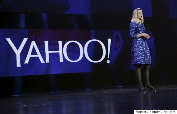 야후가 고객들의 이메일을 검열한 뒤 미국 정보당국에게 제공했다는 의혹에 휩싸였다