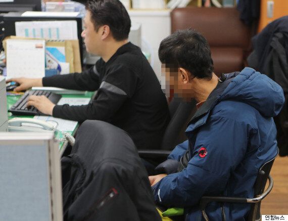 절도범이 조사를 받던 중 도주했다. 출입문을 통해 유유히.