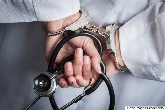 의사 행세하며 180여 건의 성형 수술을 한 의무병 출신 간호조무사가 잡혔다