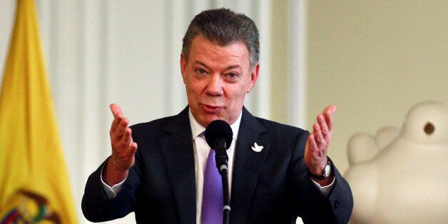 Colombia's President Juan Manuel Santos acknowledges the applause while addressing people who worked for the peace accord to be approved in the recent referendum, after winning the Nobel Peace Prize, at Narino Palace in Bogota, Colombia, October 7, 2016. REUTERS/John Vizcaino
