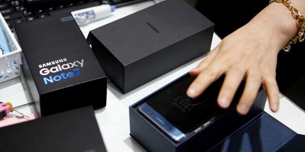 An employee checks an exchanged Samsung Electronics' Galaxy Note 7 at company's headquarters in Seoul, South Korea, October 13, 2016.   REUTERS/Kim Hong-Ji
