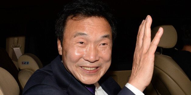 손학규 전 민주당 대표가 20일 오후 국회에서 정계복귀를 선언한 뒤 회견장을 떠나고 있다.