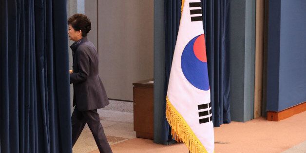 박근혜 대통령이 25일 청와대 춘추관 대브리핑실에서 '최순실 의혹'에 관해 대국민 사과를 하기 위해 마이크를 잡고 있다.