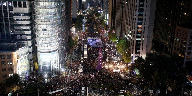 Protesters take part in a protest denouncing South Korea's President Park Geun-hye over a recent influence-peddling scandal in central Seoul, South Korea, October 29, 2016.  REUTERS/Kim Hong-Ji
