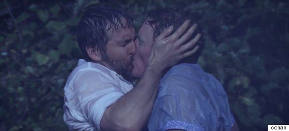 코난 오브라이언과 라이언 레이놀즈의 키스는 오리지널 '노트북'을 뛰어넘는다(영상)