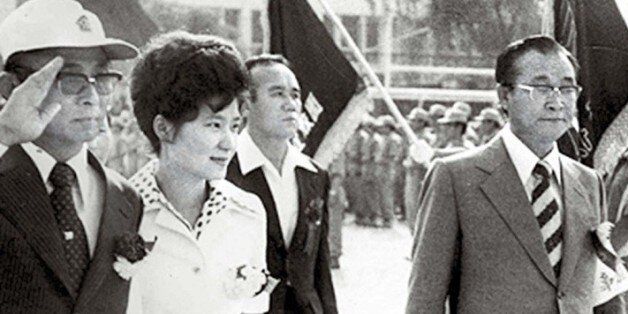 1975년 6월21일 배재고등학교에서 열린 한국 구국십자군 창군식에 박근혜 당시 퍼스트레이디 대행과 최태민(왼쪽)씨가 참석한 모습.