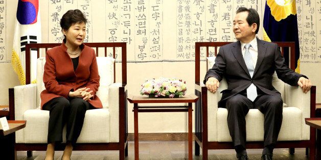 박근혜 대통령이 8일 오전 '최순실 사태'로 인한 정국 혼란을 수습할 방안을 논의하기 위해 국회의장실을 방문, 정세균 국회의장과 대화하고 있다.