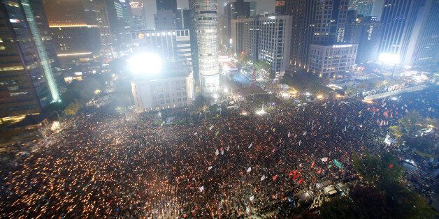 Tens of thousands of South Korean people march during a rally calling on embattled President Park Geun-hye to resign over a growing influence-peddling scandal in central Seoul, South Korea, November 5, 2016.  REUTERS/Kim Hong-Ji