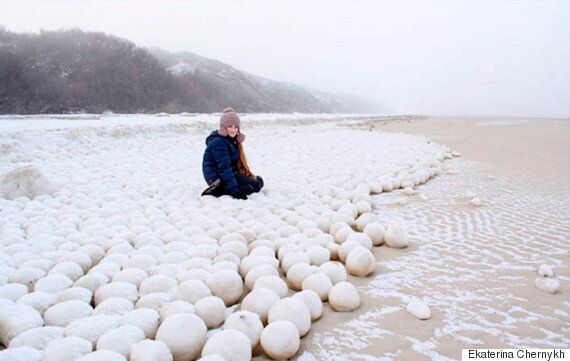 시베리아 해변에 이상한 눈덩이들이 나타났다(사진, 동영상)