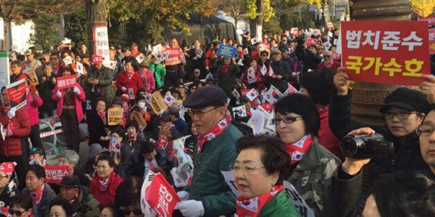보수단체들이 모인 '애국시민연합' 관계자들이 12일 오후 서울 여의도 국민은행 앞에서박근혜 대통령 퇴진 반대집회를 열고 있다.