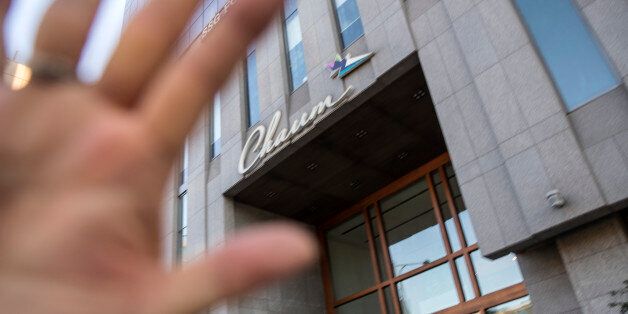 서울 강남구 차움의원의 모습. 병원 관계자가 사진을 찍지 못하게 손으로 카메라를 가리고 있다.