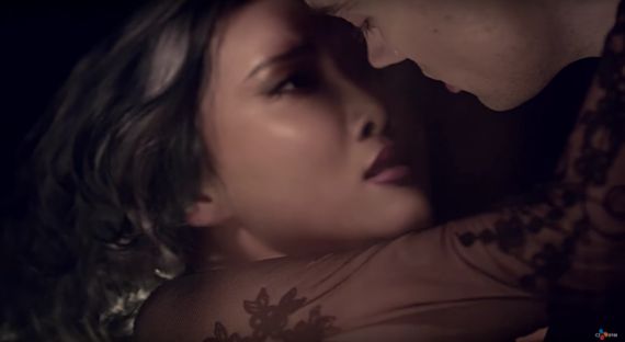 K-POP 아이돌 뮤직비디오 속 외국인들의 대상화 | 인종, 성별따라 역할 천차만별