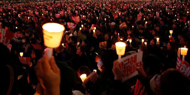 Protesters carrying lit candles shout slogans at a protest calling South Korean President Park Geun-hye to step down, in Seoul, South Korea, November 19, 2016. REUTERS/Kim Kyung-Hoon