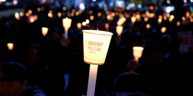 Protesters shout slogans at a candlelight protest demanding South Korean President Park Geun-hye step down over a recent influence-peddling scandal in central Seoul, South Korea, November 16, 2016. REUTERS/Kim Kyung-Hoon