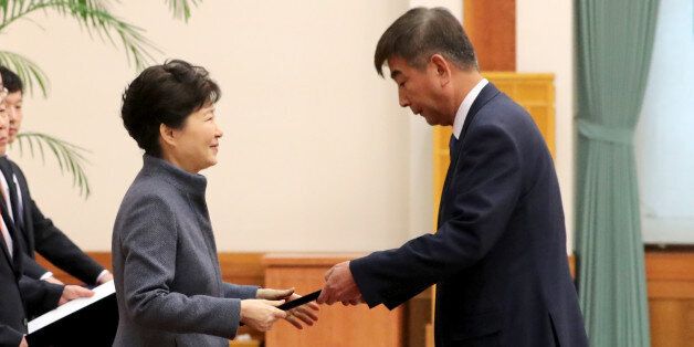 박근혜 대통령이 18일 오후 청와대에서 열린 신임 정무직 임명장 수여식에서 최재경 민정수석에게 임명장을 수여하고 있다.