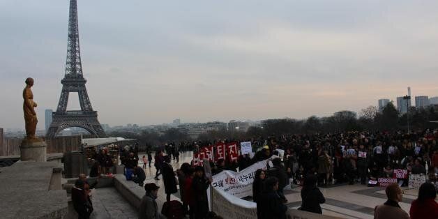 26일(현지시간) 프랑스 파리 에펠탑 부근 트로카데로 광장에서 교민들이 박근혜 대통령 퇴진을 촉구하는 집회를 열고 있다.