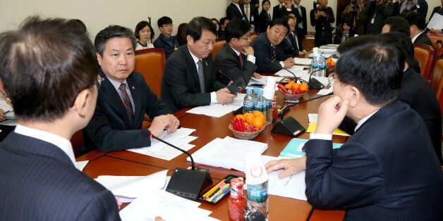 기획재정위원회 조세소위원장인 새누리당 강석훈 의원(가운데)이 22일 국회에서 열린 조세소위원회의를 주재하고 있다.