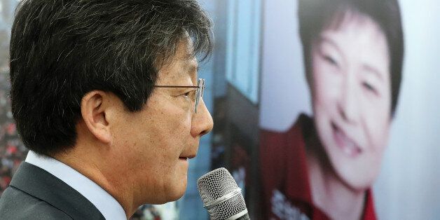 새누리당 유승민 의원이 16일 오전 새누리당 대구시당에서 기자들을 만나 질문에 답하던 중 유 의원 뒤로 박근혜 대통령 사진이 보이고 있다.