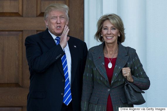 트럼프 교육부 장관의 남편은 학교에서 지적 설계를 가르쳐야 한다고 주장했다