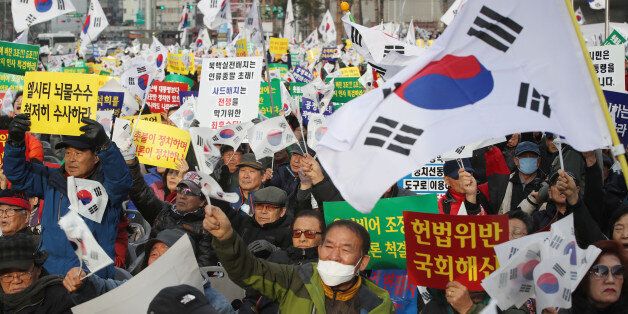 박근혜 대통령 즉각 퇴진을 요구하는 6차 주말 촛불집회가 열리는 3일 오후 서울 동대문디자인플라자 앞에서 '박근혜 대통령을 사랑하는 모임(박사모)' 등 단체 주최로 맞불집회가 열리고 있다.