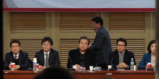 11일 오후 국회 의원회관에서 열린 새누리당 비상시국회의에서 김무성 전 대표, 유승민 의원 등 참석 의원들이 정국현안에 대해 논의하고 있다.