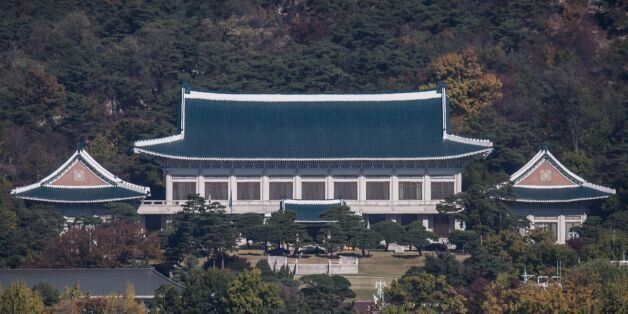 A general view shows the presidential Blue House in Seoul on November 1, 2016.The woman at the centre of the snowballing political scandal engulfing President Park Geun-Hye is a 'flight risk' and has been placed under emergency detention, South Korean prosecutors said. Choi Soon-Sil, who faces allegations of fraud and meddling in state affairs over her decades-long friendship with Park, was grilled for hours Monday after she returned to the country and handed herself in. / AFP / Ed Jones