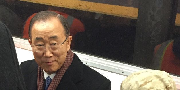 이달 말 10년 임기를 마치고 퇴임하는 반기문 유엔 사무총장이 13일(현지시각) 뉴욕 지하철을 타고 이동하고 있다.