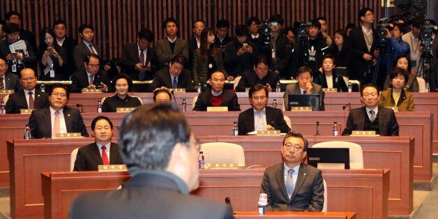 사의를 밝힌 새누리당 정진석 원내대표가 14일 오전 국회에서 열린 의원총회에서 발언하는 동안 참석 의원들이 귀를 기울이고 있다.