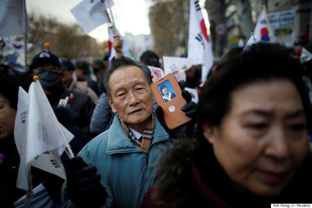 [화보] 외신 카메라가 생생하게 포착한 오늘 박사모의 '박근혜 탄핵 반대집회'