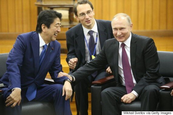 푸틴과의 정상회담 이후 아베가 '선물만 안겨주고 빈손으로 왔다'는 비난에 시달리고 있다