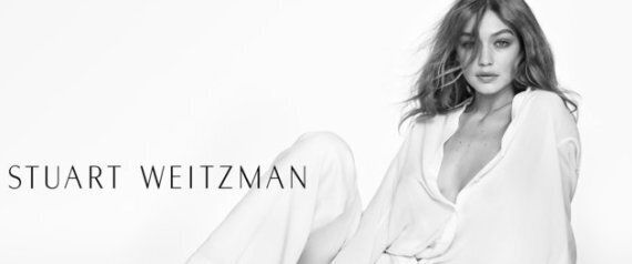 지지 하디드가 또 벗었다. 이번에는 베르사체를 위해서다