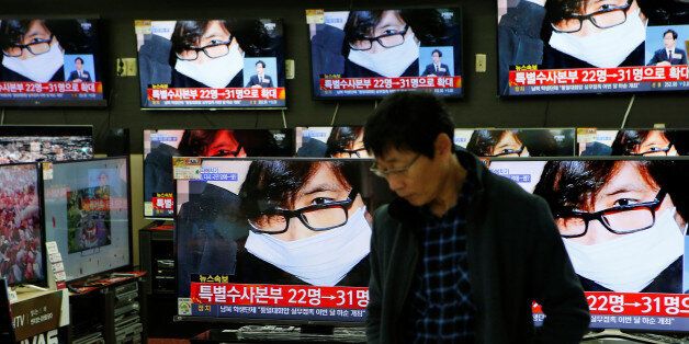 An employee watches TV sets broadcasting a news report on Choi Soon-sil, a long-time friend of South Korean President Park Geun-hye, in Seoul, South Korea, November 4, 2016.  REUTERS/Kim Hong-Ji