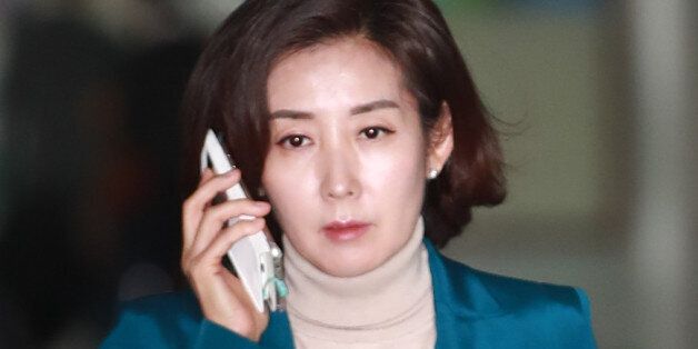 새누리당 탈당을 보류한 나경원 의원이 27일 오후 서울 여의도 국회 의원회관에서 자신의 의원실로 들어가며 전화 통화를 하고 있다.