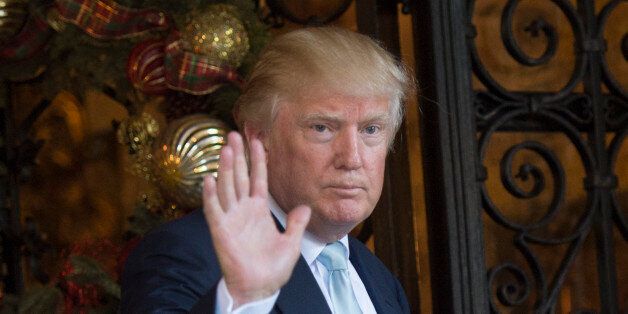 US President-elect Donald Trump waves to reporters between meetings December 28, 2016 at Mar-a-Lago in Palm Beach, Florida. / AFP / DON EMMERT        (Photo credit should read DON EMMERT/AFP/Getty Images)