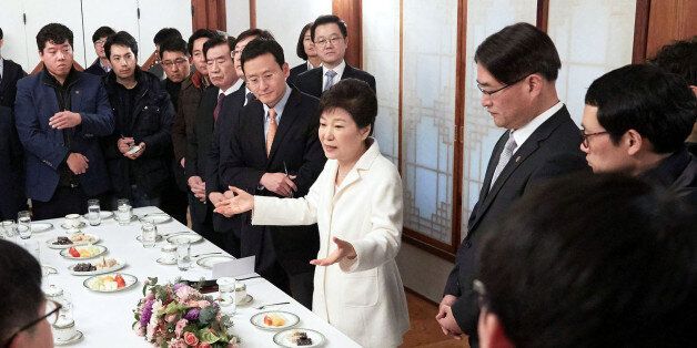 박근혜 대통령이 정유년 새해 첫날인 1일 오후 청와대 상춘재에서 출입기자단과 신년 인사회를 겸한 티타임을 갖고 참석자들의 질문에 답하고 있다.