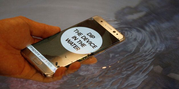 FILE PHOTO - A model demonstrates waterproof function of Galaxy Note 7 new smartphone during its launching ceremony in Seoul, South Korea, August 11, 2016.  REUTERS/Kim Hong-Ji/File Photo