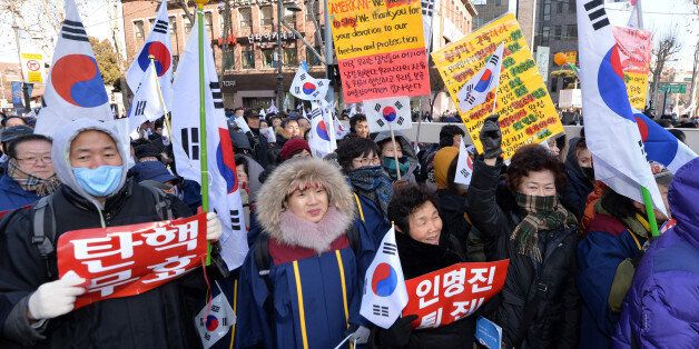 14일 오후 서울 종로구 대학로에서 열린 ‘탄핵 반대’ 맞불집회에서 '박사모' 등 보수단체 회원들이 박근혜 대통령의 탄핵 기각을 촉구하고 있다.