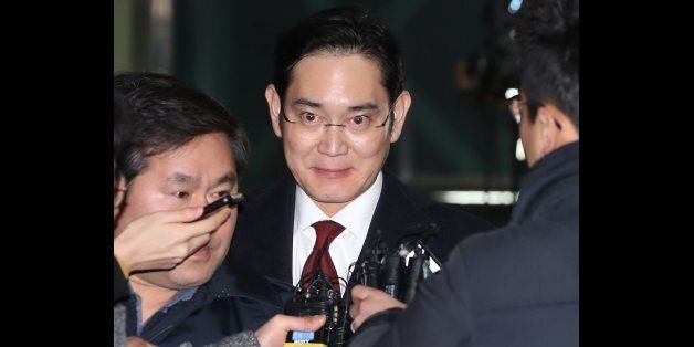 이재용 삼성전자 부회장이 13일 오전 피의자신분으로 특검 조사를 받은 뒤 아버지와 닮은 표정으로 서울 강남구 특검 사무실을 나서고 있다.